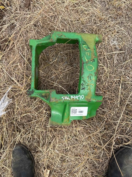 Deere 8450, 8650 Hydraulic Pump Support