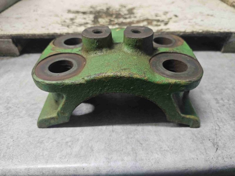Deere 8440, 8640, 8450, 8650, 8850 Oscillating Pin, Half Clamp