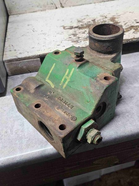 Deere 8850 Thermostat Assy. Left Bank