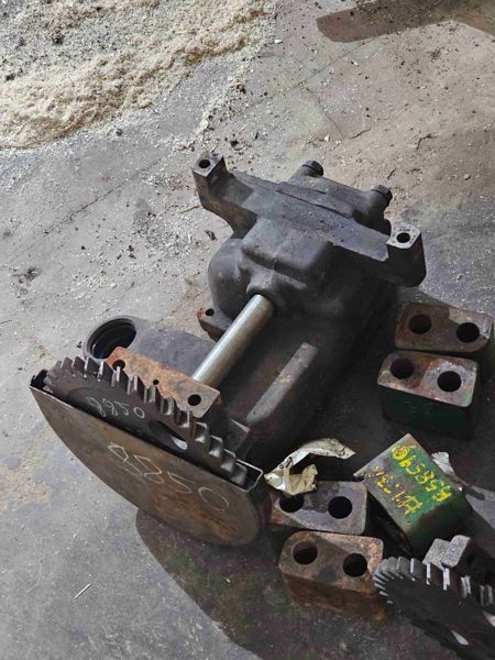 Deere 8850 Oil Pump Housing & Gear