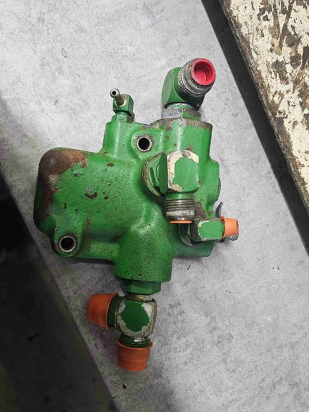 Deere 8450, 8650 Pressure Control Valve Housing