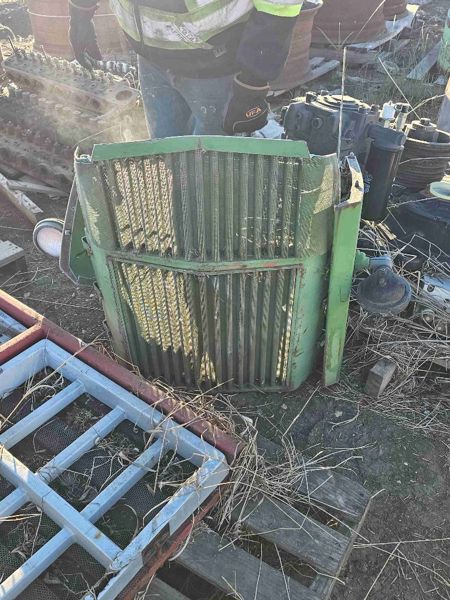 Deere 7520 Front Grille Assy.