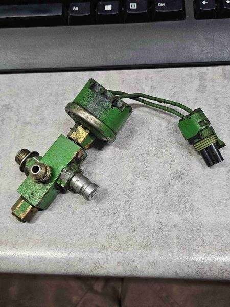 Deere 4050, 4250, 4450, 4055, 4255, 4455, 4555, 4755, 4650, 4760, 4850, 8450, 8850 Oil Restriction Sensor