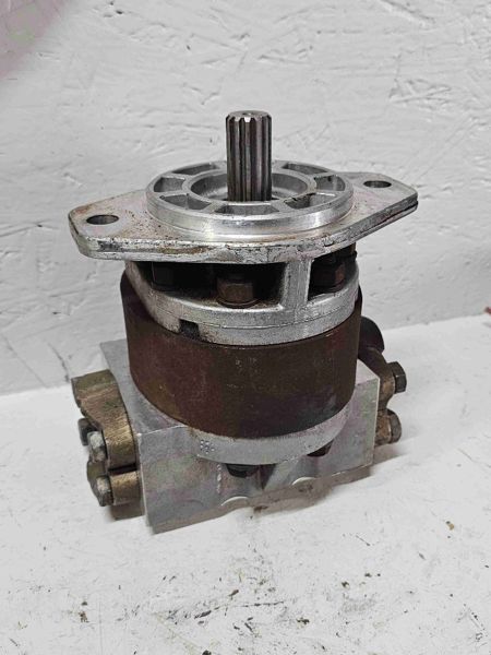 Deere 8560, 8760, 8960 Charge Pump