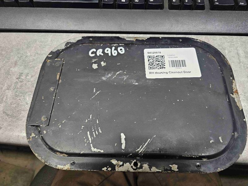 Ford/Nholland CR9040, CR9060, CR9070, CR9080, CR920, CR940, CR960, CR970, CX8070, CX8080, CX8090, CX840, CX860, CX880 RH Housing Cleanout Door