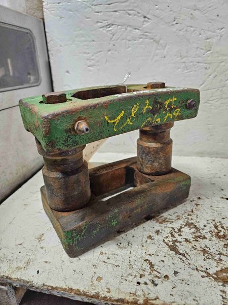 Deere 4555, 4755, 4955, 4560, 4760, 4960, 4640, 4840, 4650, 4850, 8430, 8630, 8440, 8640, 8450, 8650 Hanger Assy.