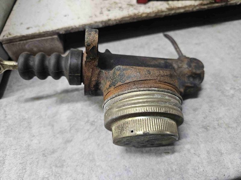 Ford/Nholland 555V, 500V, 756V, 835V, 836V, 846V, 855V, 856V, 875V, 876V, 895V, 935V, 936V, 945V, 946V, 950V, 955V, 956V, 975V, 976V Master Brake Cylinder