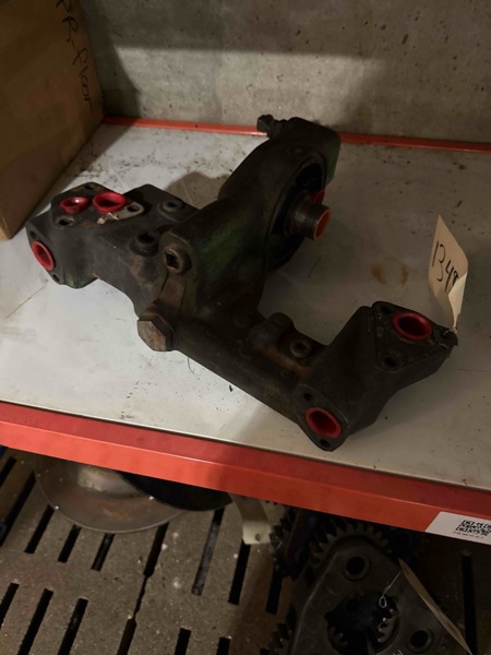 Deere 8630, 8450, 8650, 8440, 8640, 7520, 6030 Oil Filter Base