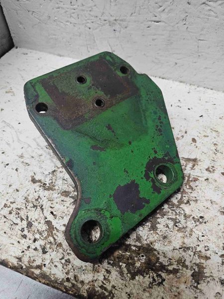 Deere 7200, 7400, 7600, 7700, 7800, 7210, 7410, 7610, 7710, 7810 Valve Coupler Bracket