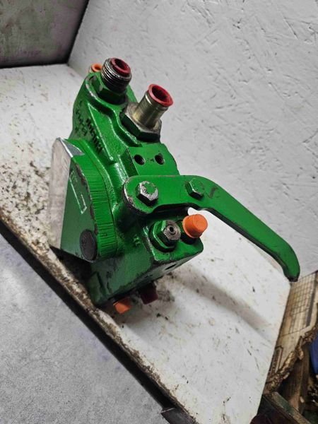 Deere 7200, 7400, 7210, 7410, 7510, 7600, 7700, 7800, 7610, 7710, 7810 Inlet Priority Valve