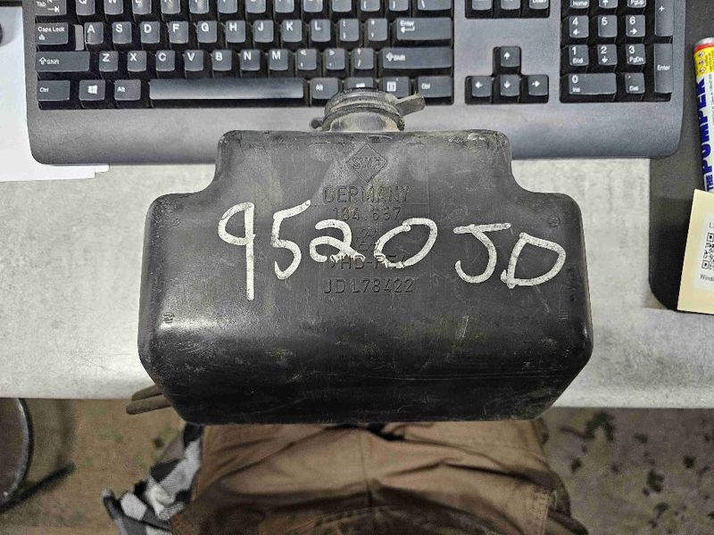 Deere 1450, 1550, 5200, 5300, 5400, 5500, 5210, 5310, 5410, 5510, 5220, 5320, 5225, 5325, 5420, 5520, 5425, 5525, 6110, 6210, 6310, 6410, 6200, 6300, 6400, 6500, 6215, 6415, 6405, 6605, 6403, 6615, 6715, 72 Windshield Washer Reservoir