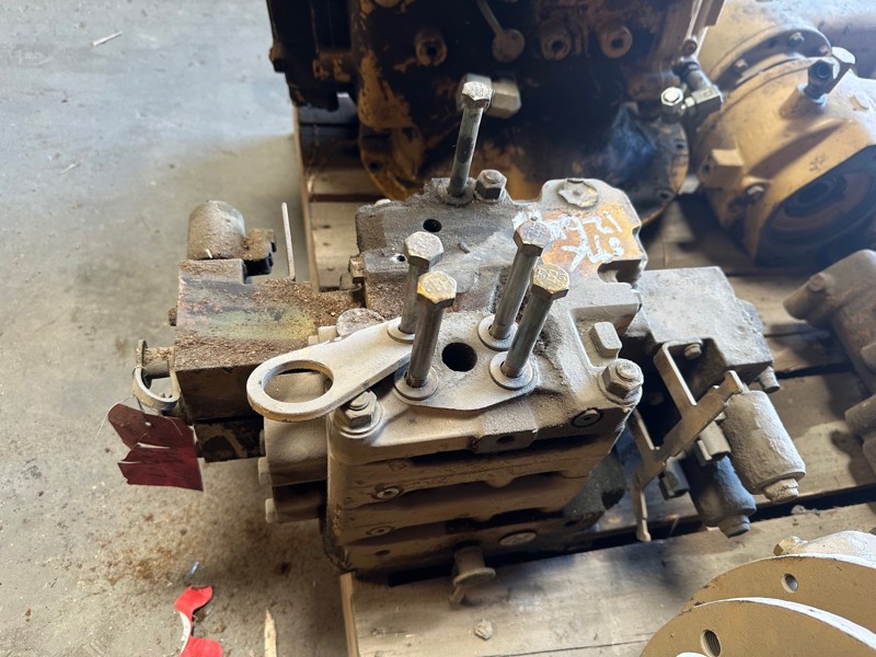 Caterpillar D8T Valve GP - Bank 3 Dozer