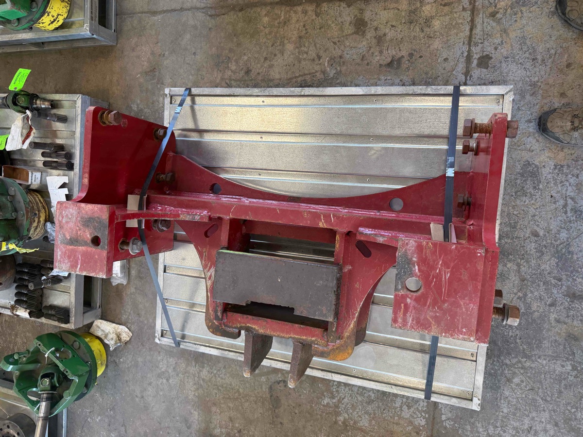 Case/case I.H. Steiger 550 Drawbar Support