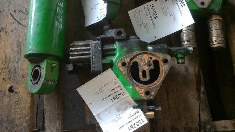 Deere 6415 Hitch & Rockshaft Valve