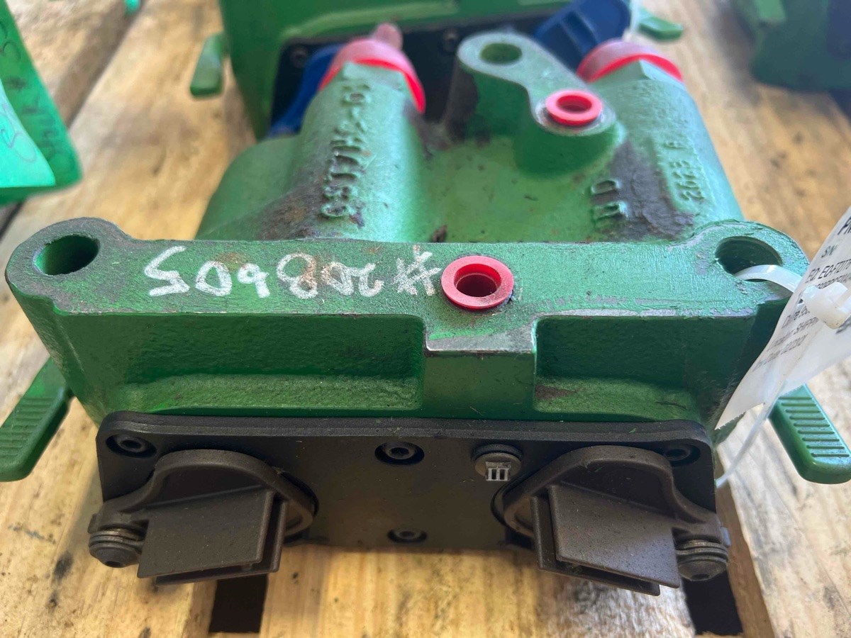 Deere 9560R Breakaway Coupler