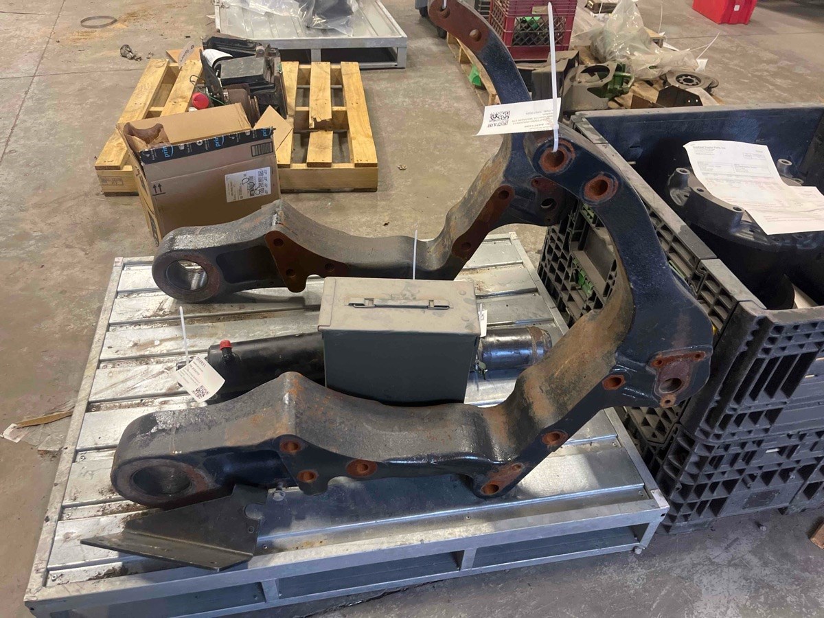 Case/case I.H. Magnum 275 Hitch Bracket