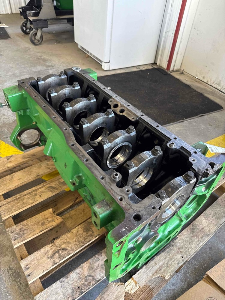 Deere 8320 Cylinder Block