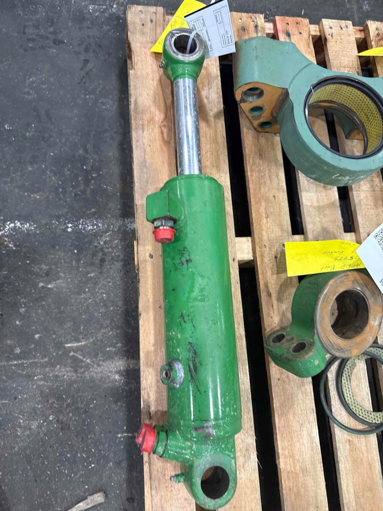 Deere 8320R RH Steer Cylinder