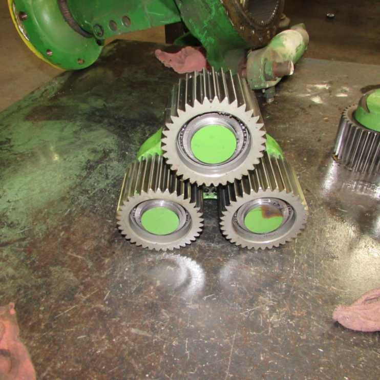 Deere 7220 Rear Axle & Parts