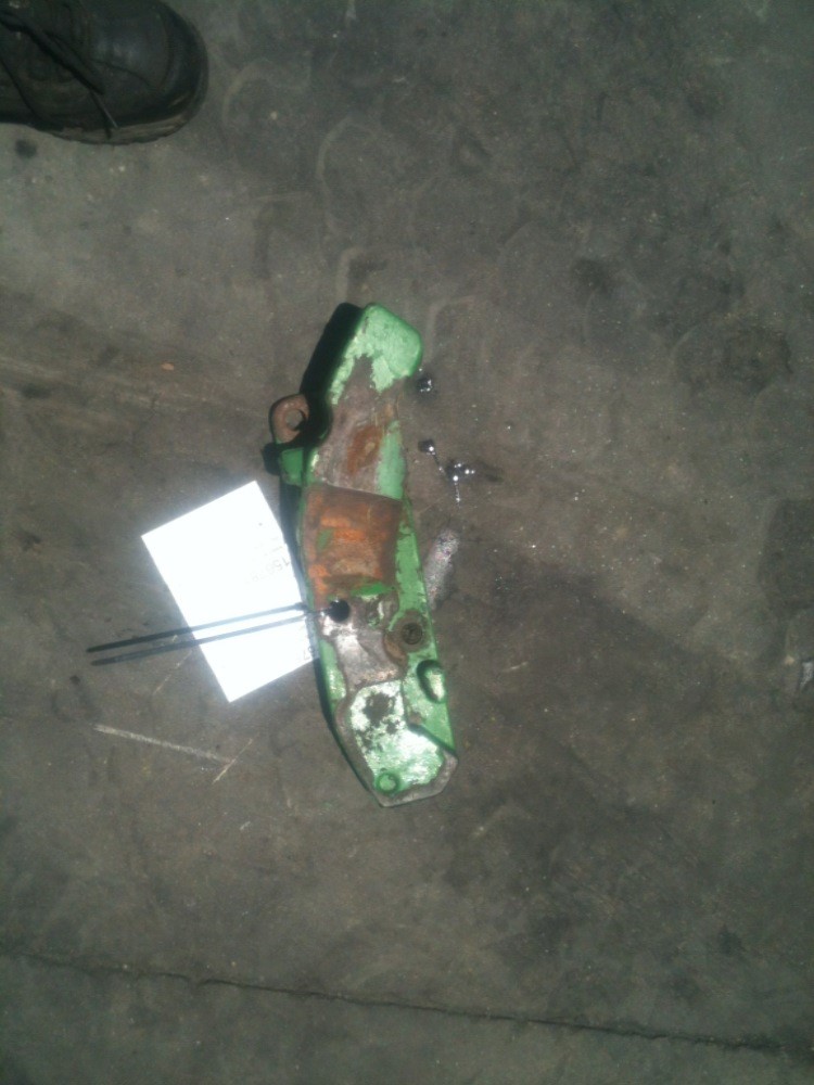 Deere 7400 Sway Block