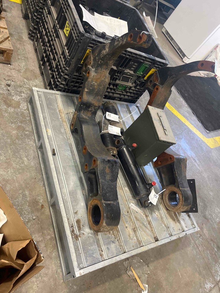Case/case I.H. Magnum 275 Hitch Bracket